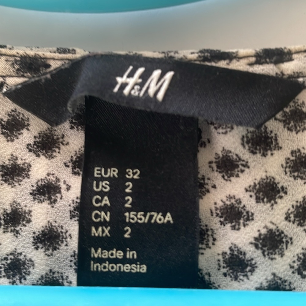 H&M blouse size 2 black & white print V neck button down long sleeve w/ elastic - Picture 6 of 11